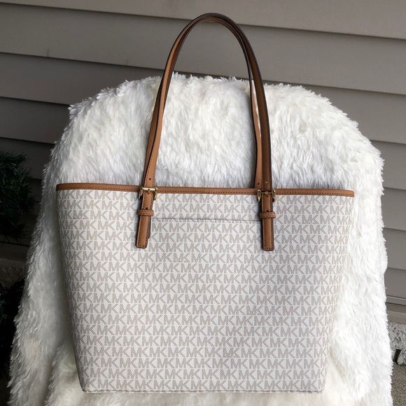 NWT Michael Kors jet set travel handbag - Picture 2 of 3